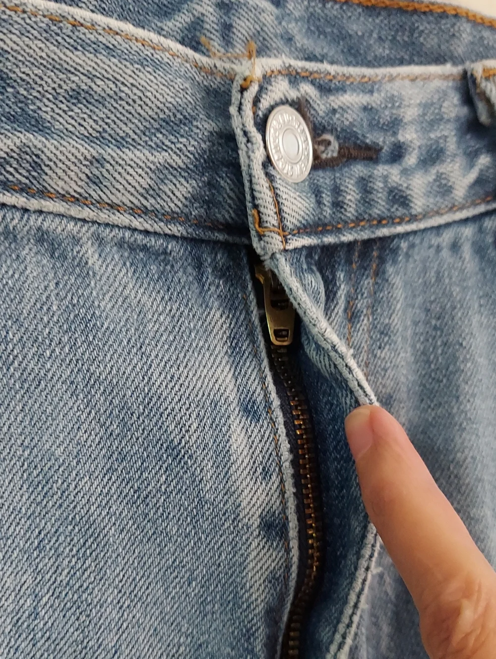 550 Levis, Size 36/29, Lightwash Blue Denim, Vintage